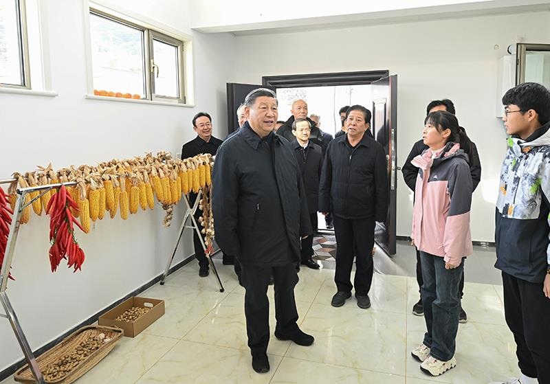 2023年11月10日，習(xí)近平總書記在北京門頭溝妙峰山鎮(zhèn)水峪嘴村村民李盟家看望慰問，了解房屋受損、修繕和冬季取暖等情況。