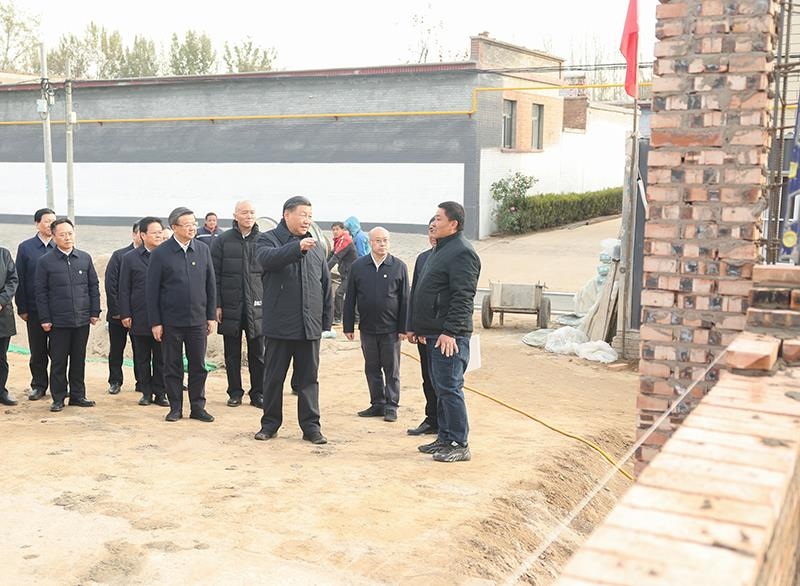 2023年11月10日，習(xí)近平總書記在河北保定涿州市萬全莊村房屋重建施工現(xiàn)場(chǎng)考察。