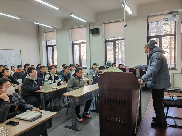 鐘萬勰院士為研究生上課。大連理工大學(xué)供圖
