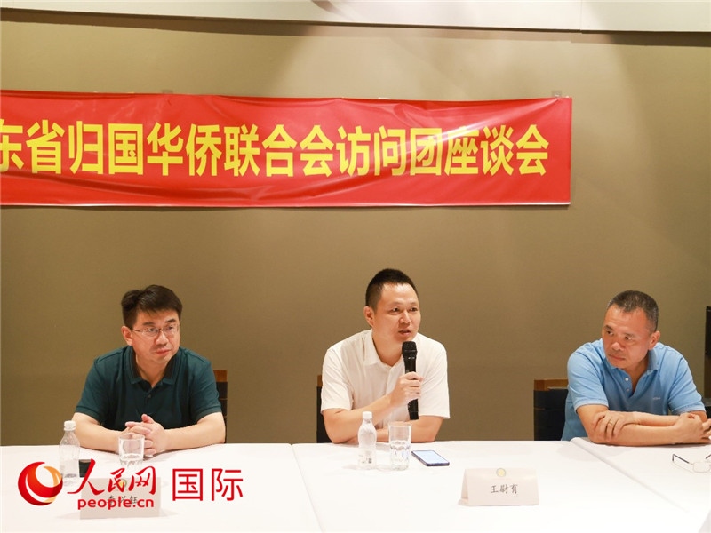中國駐里約總領(lǐng)館副總領(lǐng)事王尉育（中）在座談會上致辭。人民網(wǎng)記者 陳海琪攝