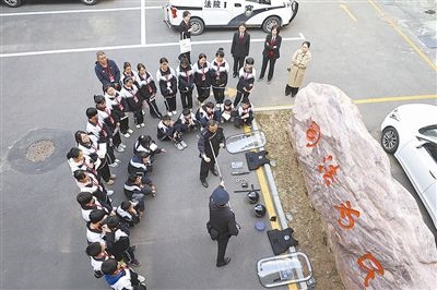 圖②：法警對警用裝備的使用進行現(xiàn)場演示。