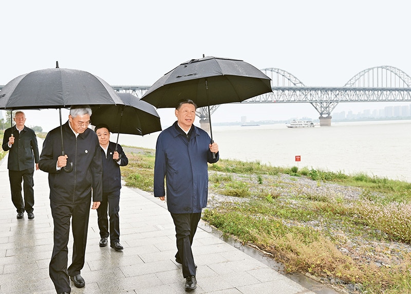 2023年10月10日至13日，中共中央總書記、國家主席、中央軍委主席習(xí)近平在江西考察。這是10日下午，習(xí)近平在長江國家文化公園九江城區(qū)段考察時(shí)，冒雨沿江堤步行察看沿岸風(fēng)貌。 新華社記者 謝環(huán)馳/攝