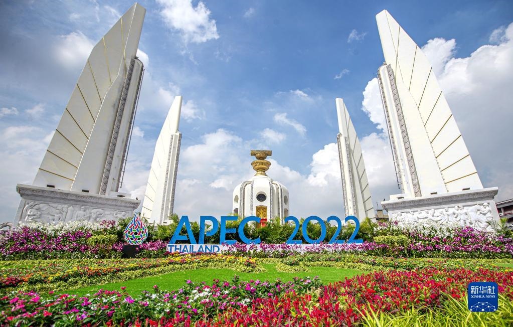 這是2022年11月16日在泰國首都曼谷街頭拍攝的2022年亞太經合組織會議標識。新華社記者 王騰 攝