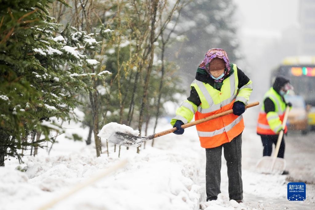 11月16日，環(huán)衛(wèi)工人在清理道路上的積雪。當(dāng)日，黑龍江哈爾濱市迎來雨雪天氣。新華社記者 王建威 攝