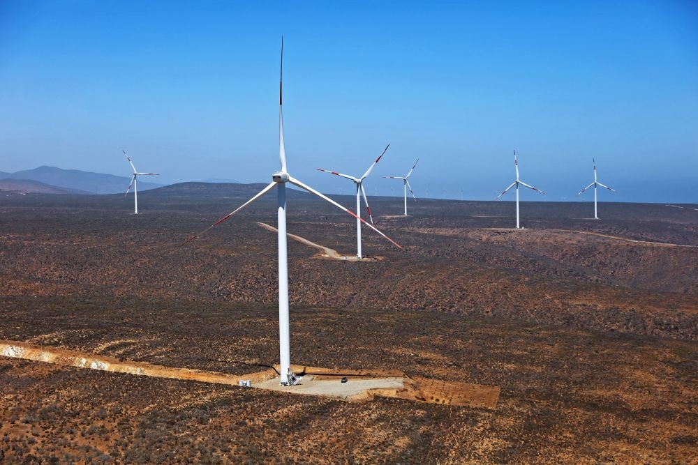 這是2023年2月14日拍攝的位于智利中部沿海的蓬塔謝拉風電場。蓬塔謝拉風電場是中國在智利投資建設(shè)的首個風電場，2018年正式投產(chǎn)發(fā)電，可滿足13萬戶家庭的用電需求，同時每年還能減少15.7萬噸碳排放。