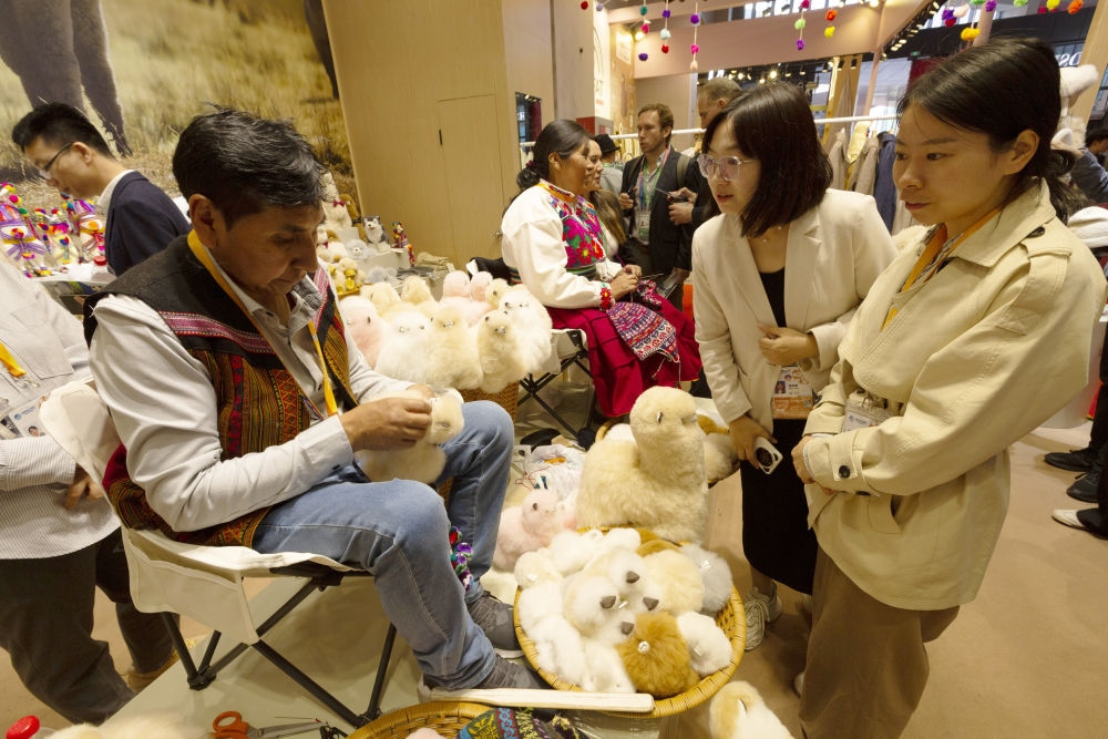 2023年11月7日，秘魯羊駝毛制品手藝人馬馬尼大叔在中國上海舉辦的第六屆進博會上展示羊駝玩偶制作工藝。秘魯特色羊駝毛制品連續(xù)六屆在進博會上亮相，收獲大量訂單。進博會大舞臺讓秘魯傳統(tǒng)手藝人有了更廣闊的發(fā)展空間。