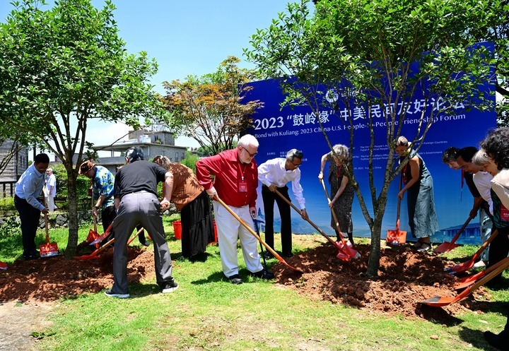 2023年6月28日，出席“鼓嶺之友”座談會的中美各界人士在鼓嶺共同植樹留念。