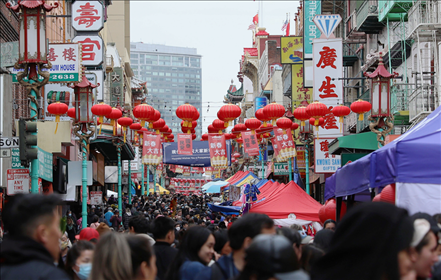 2023年1月15日，人們?cè)诿绹?guó)舊金山唐人街的迎春街會(huì)上游覽、購(gòu)物。當(dāng)日，為期兩天的迎春街會(huì)在美國(guó)舊金山唐人街閉幕，活動(dòng)吸引了大批市民和游客。新華社發(fā)