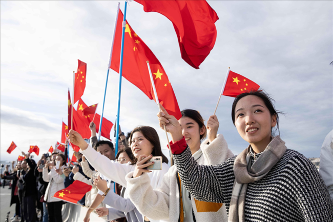 △當(dāng)?shù)貢r(shí)間11月14日，華僑華人和中國(guó)留學(xué)生代表在沿途街道，熱烈歡迎習(xí)近平主席到訪。