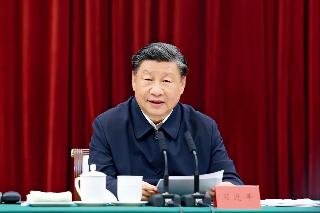 2023年10月12日，中共中央總書(shū)記、國(guó)家主席、中央軍委主席習(xí)近平在江西省南昌市主持召開(kāi)進(jìn)一步推動(dòng)長(zhǎng)江經(jīng)濟(jì)帶高質(zhì)量發(fā)展座談會(huì)并發(fā)表重要講話(huà)。習(xí)近平強(qiáng)調(diào)，完善跨區(qū)域、跨部門(mén)、跨層級(jí)的數(shù)據(jù)信息共享和流程互聯(lián)互通，深化政務(wù)服務(wù)合作，優(yōu)化營(yíng)商環(huán)境。圖/新華社記者 鞠鵬 攝