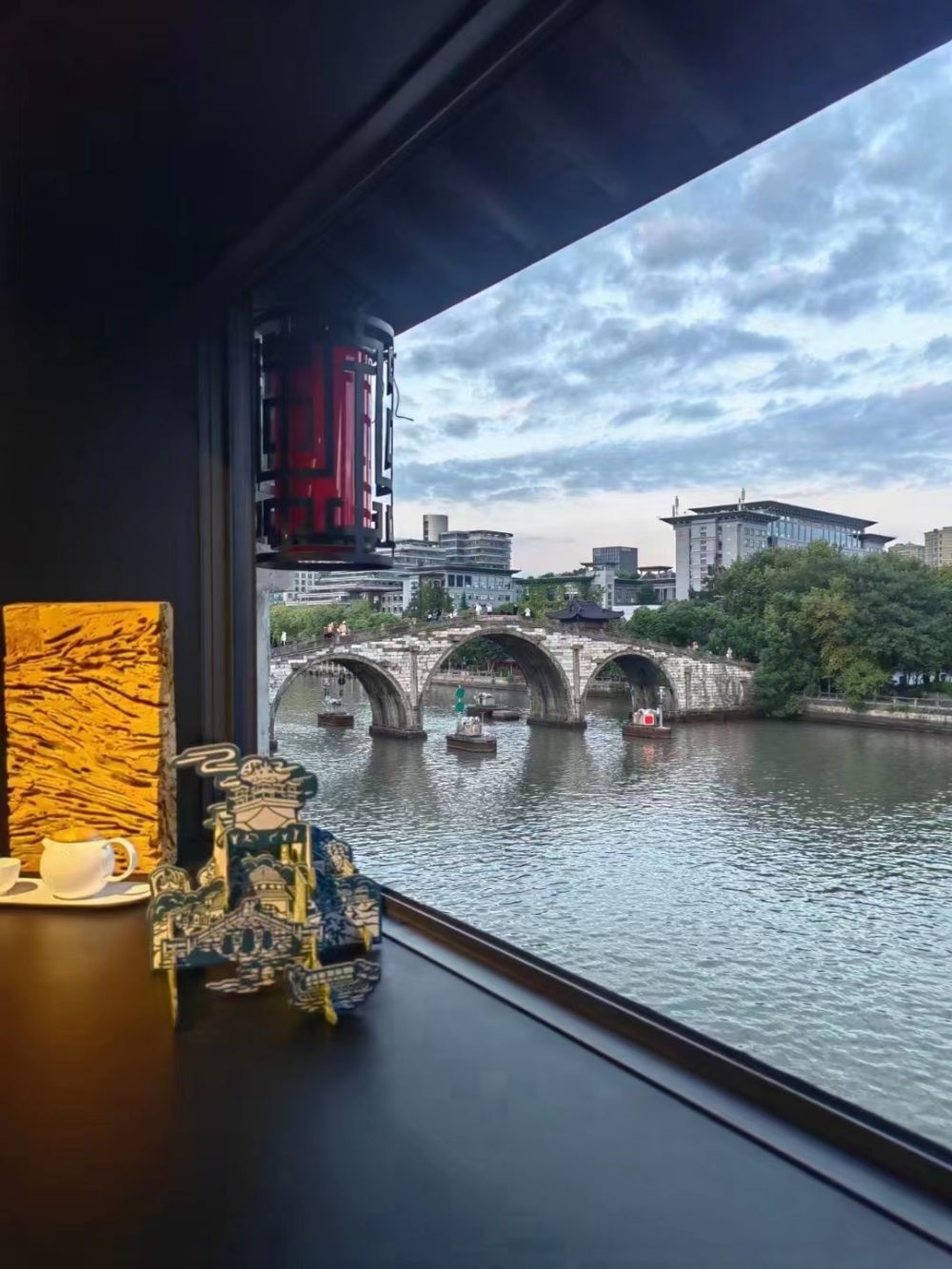 文創(chuàng)產(chǎn)品與拱宸橋。（受訪者供圖）