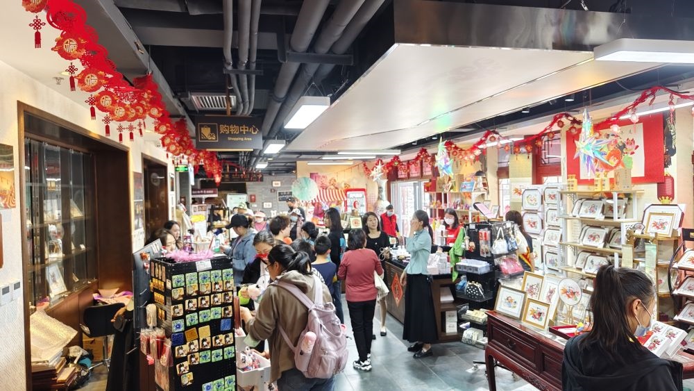 游客在天津市西青區(qū)楊柳青民俗文化館游覽。（新華社記者宋瑞 攝）