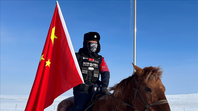 呼倫貝爾陳巴爾虎旗公安局副局長石永志。人民網(wǎng)記者 張敏穎攝