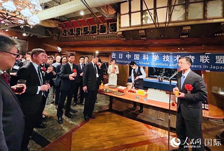 中國(guó)駐日本大使館教育處公使銜參贊杜柯偉在紀(jì)念酒會(huì)上致祝酒詞。人民網(wǎng) 許可攝