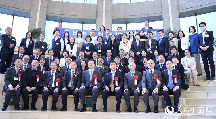 到場(chǎng)嘉賓與中國(guó)駐日本大使吳江浩合影留念。人民網(wǎng) 許可攝