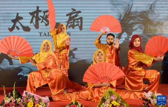 11月22日，在孟加拉國達卡，學生在孔子課堂揭牌儀式上表演。新華社發(fā)（薩利姆攝）