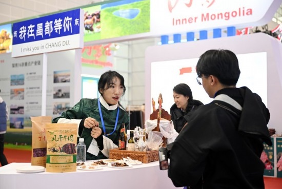 11月23日，參展商和參觀者在國家會(huì)展中心（天津）國內(nèi)省市合作交流展區(qū)交流。新華社記者 趙子碩 攝