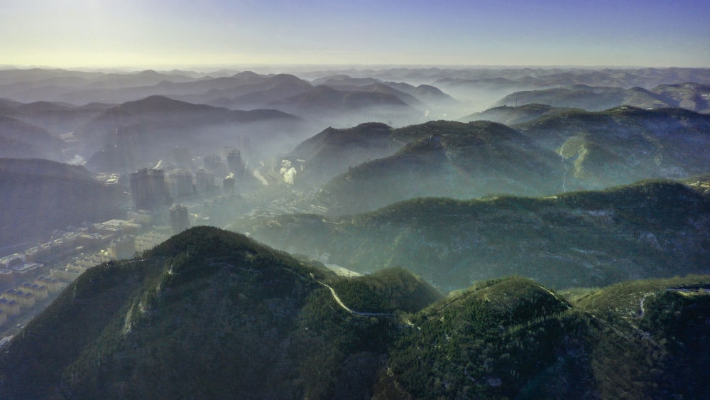 陜西省延安市吳起縣的山山峁峁被茂密的山林覆蓋（2021年12月20日攝，無人機照片）。新華社記者 陶明 攝