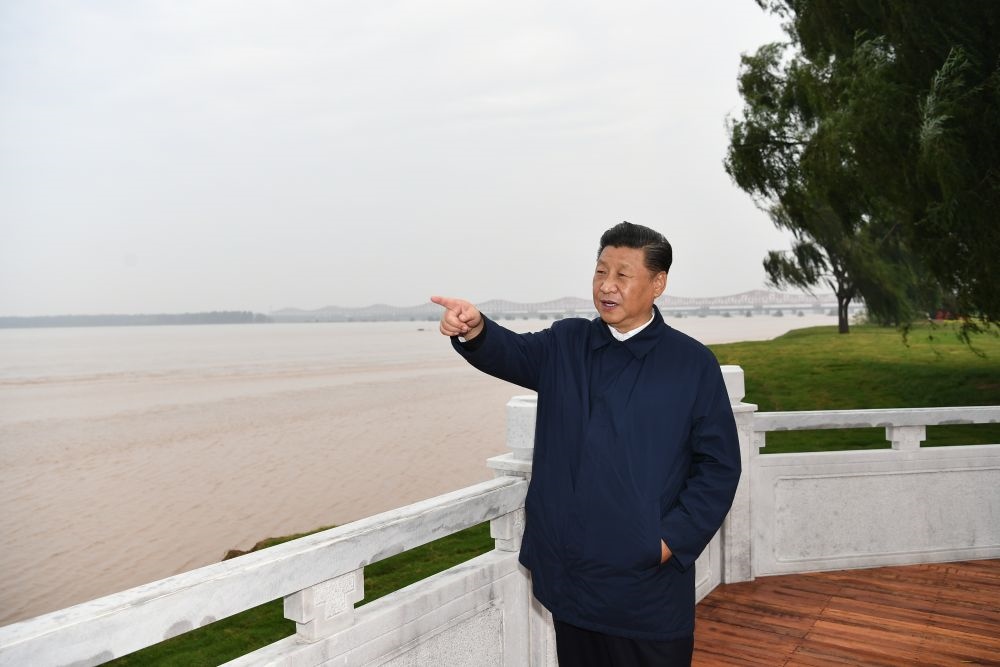 2019年9月16日至18日，中共中央總書記、國家主席、中央軍委主席習(xí)近平在河南考察。這是17日下午，習(xí)近平在鄭州黃河國家地質(zhì)公園，眺望黃河鄭州段。新華社記者 謝環(huán)馳 攝