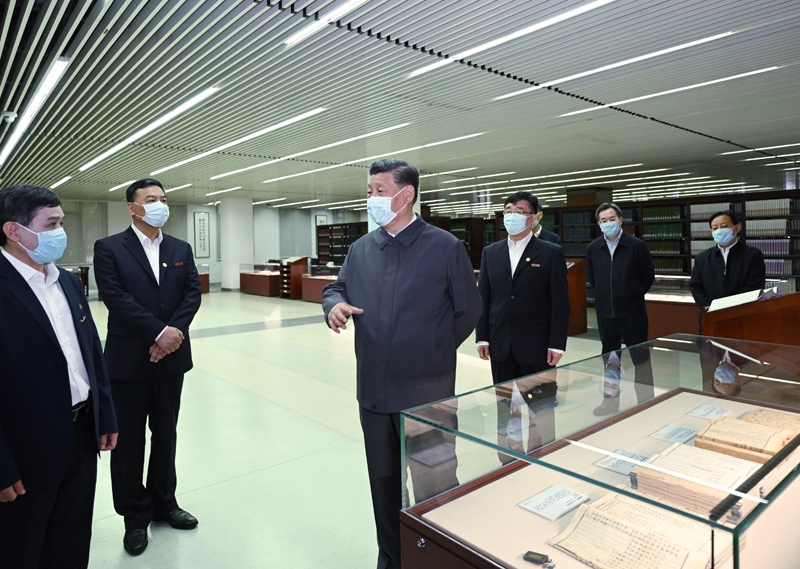 2022年4月25日，習近平來到中國人民大學考察調研。這是他在圖書館考察。