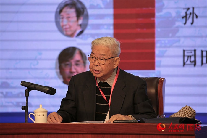 北京外國語大學(xué)北京日本學(xué)研究中心原主任嚴安生發(fā)表主旨演講。人民網(wǎng)記者 張麗婭攝