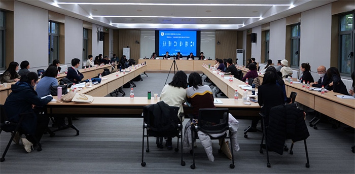 “區(qū)域國別學(xué)視角下的日語學(xué)科建設(shè)”圓桌論壇現(xiàn)場。主辦方供圖