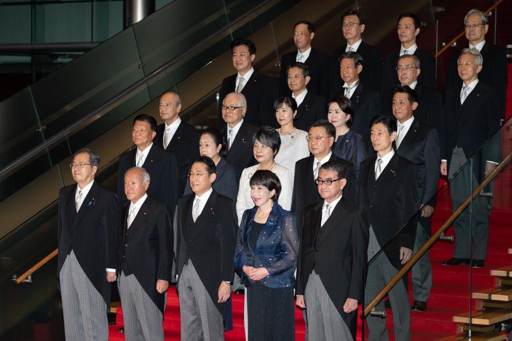 9月13日，日本首相岸田文雄（前排中）在東京的首相官邸率閣僚合影。新華社記者張笑宇攝
