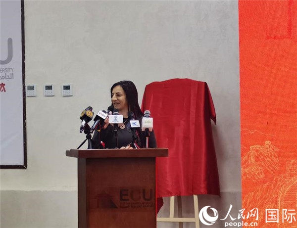 埃及中國(guó)大學(xué)副董事長(zhǎng)索娜塔致辭。人民網(wǎng)記者 沈小曉攝