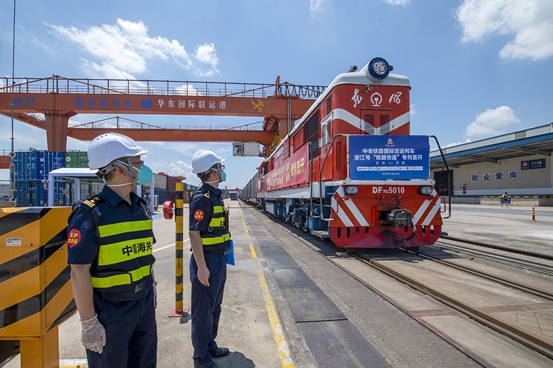 2022年6月29日，浙江金華，中老鐵路國際貨運列車浙江號“鐵路快通”首趟專列經(jīng)海關監(jiān)管后，從金華南站鳴笛啟程，經(jīng)磨憨口岸駛向老撾萬象。