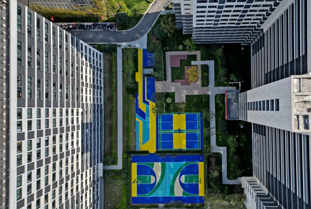 社區(qū)內(nèi)的運動場地設施（無人機照片）。