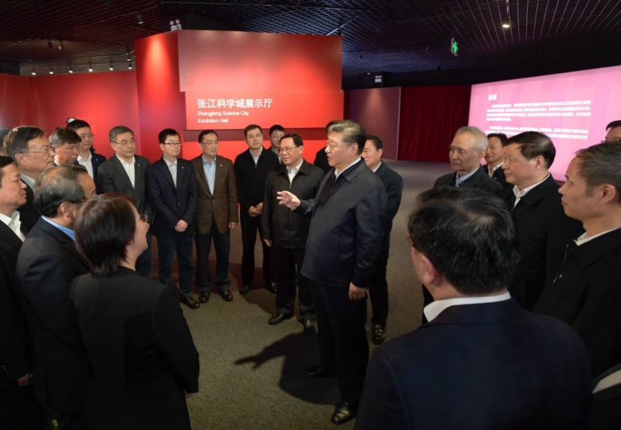 2018年11月6日，習(xí)近平在上海張江科學(xué)城展示廳考察時(shí)，同在場(chǎng)的科技工作者親切交談。