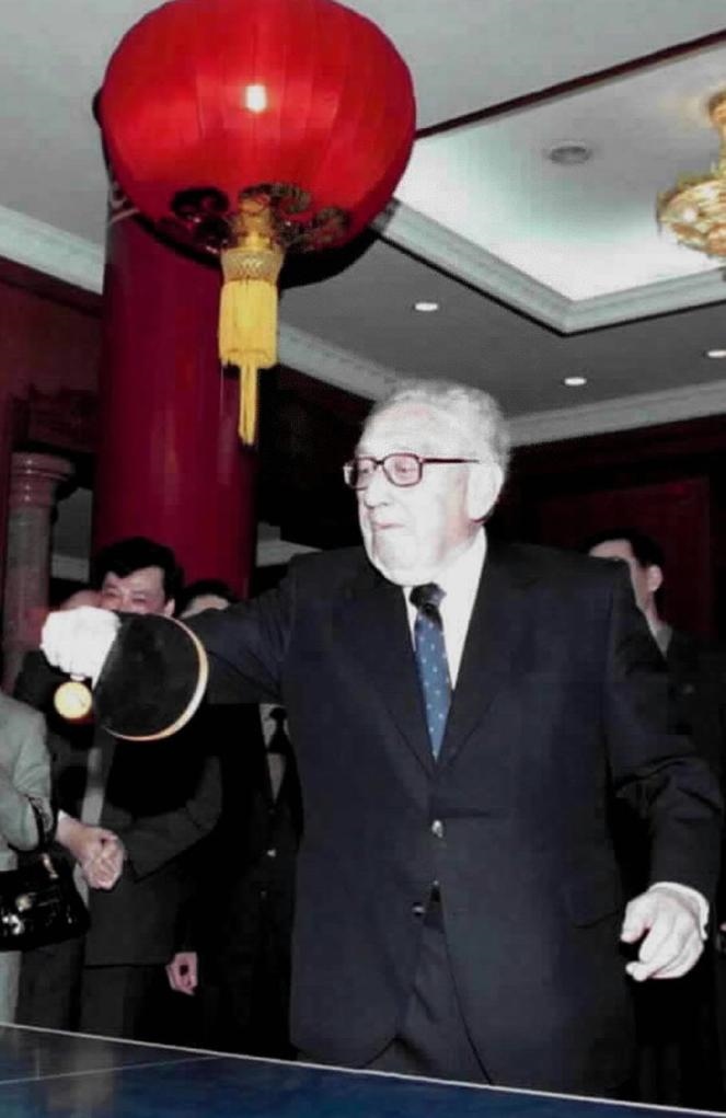 2001年3月18日，基辛格在中國(guó)人民對(duì)外友好協(xié)會(huì)紀(jì)念中美“乒乓外交”30周年的招待會(huì)開(kāi)始前揮拍助興。新華社發(fā)