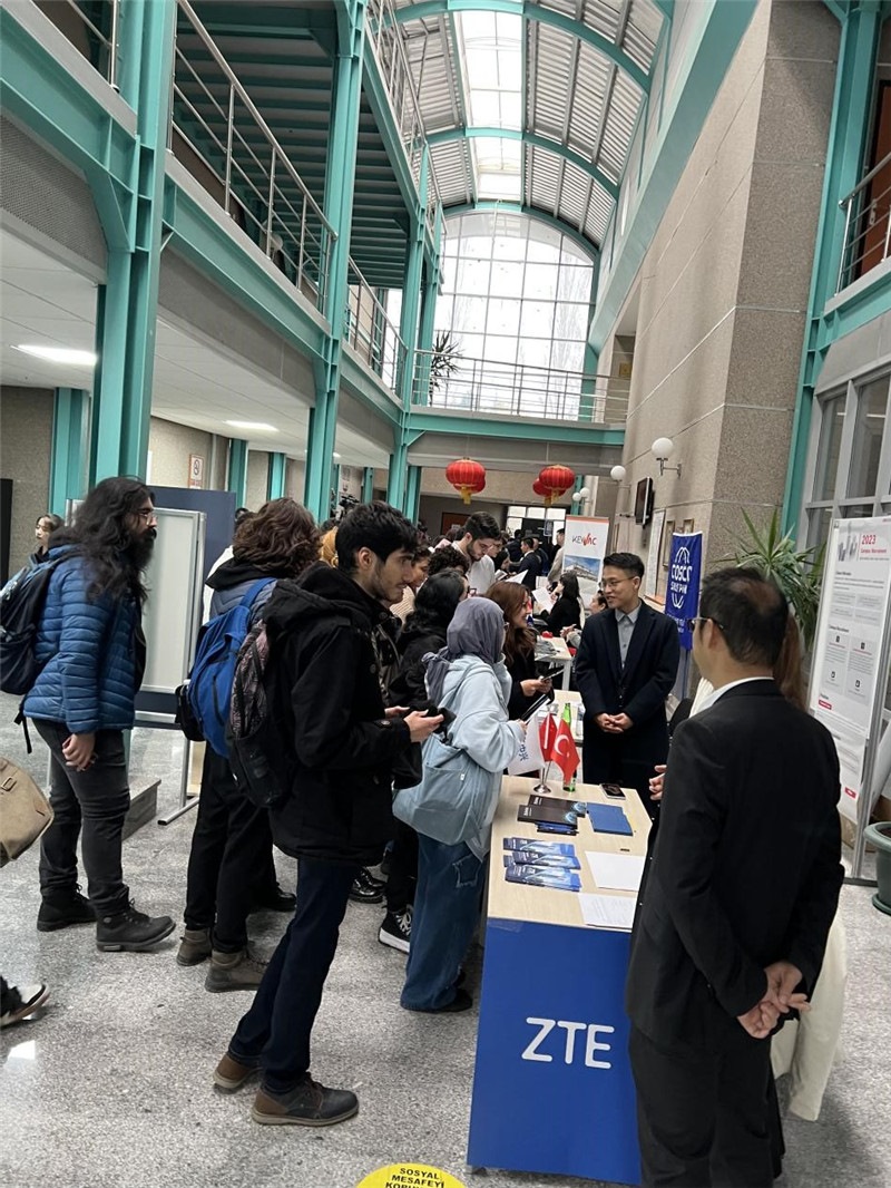 土耳其大學生在中企展臺交流。主辦方供圖