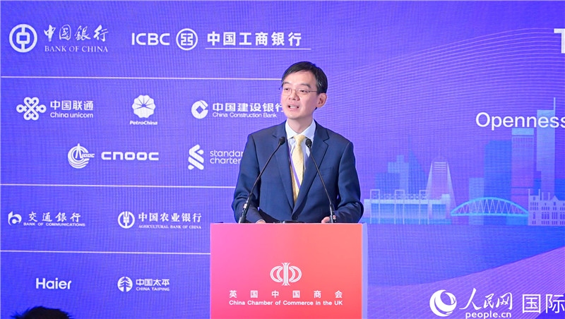 1. 英國中國商會會長、中國銀行倫敦分行行長方文建 致歡迎辭。郭錦標攝_副本