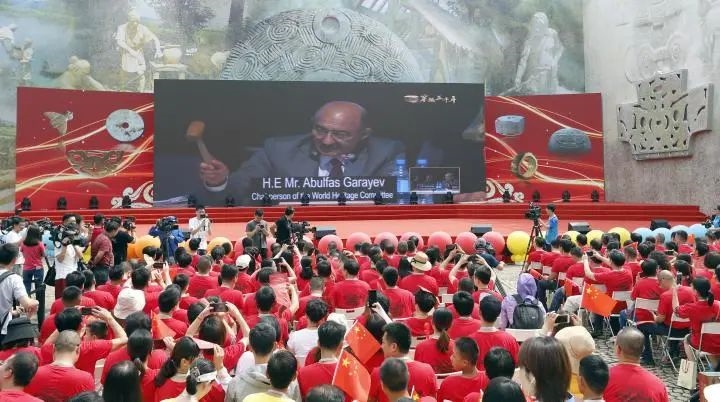 2019年7月6日，杭州市民揮舞國(guó)旗慶祝良渚古城遺址獲準(zhǔn)列入世界遺產(chǎn)名錄。記者 吳煌 倪雁強(qiáng) 攝