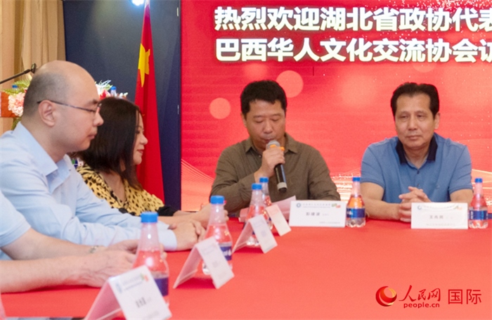 巴西文協(xié)監(jiān)事長(zhǎng)彭建波（右二）在座談會(huì)上致辭。 人民網(wǎng)記者 陳海琪攝
