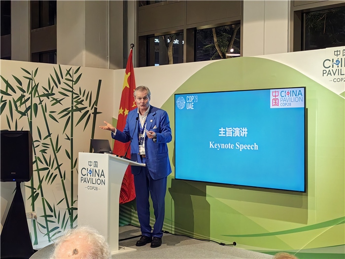 意大利都靈理工大學(xué)終身教授岡特·鮑利發(fā)言。COP28中國(guó)角供圖