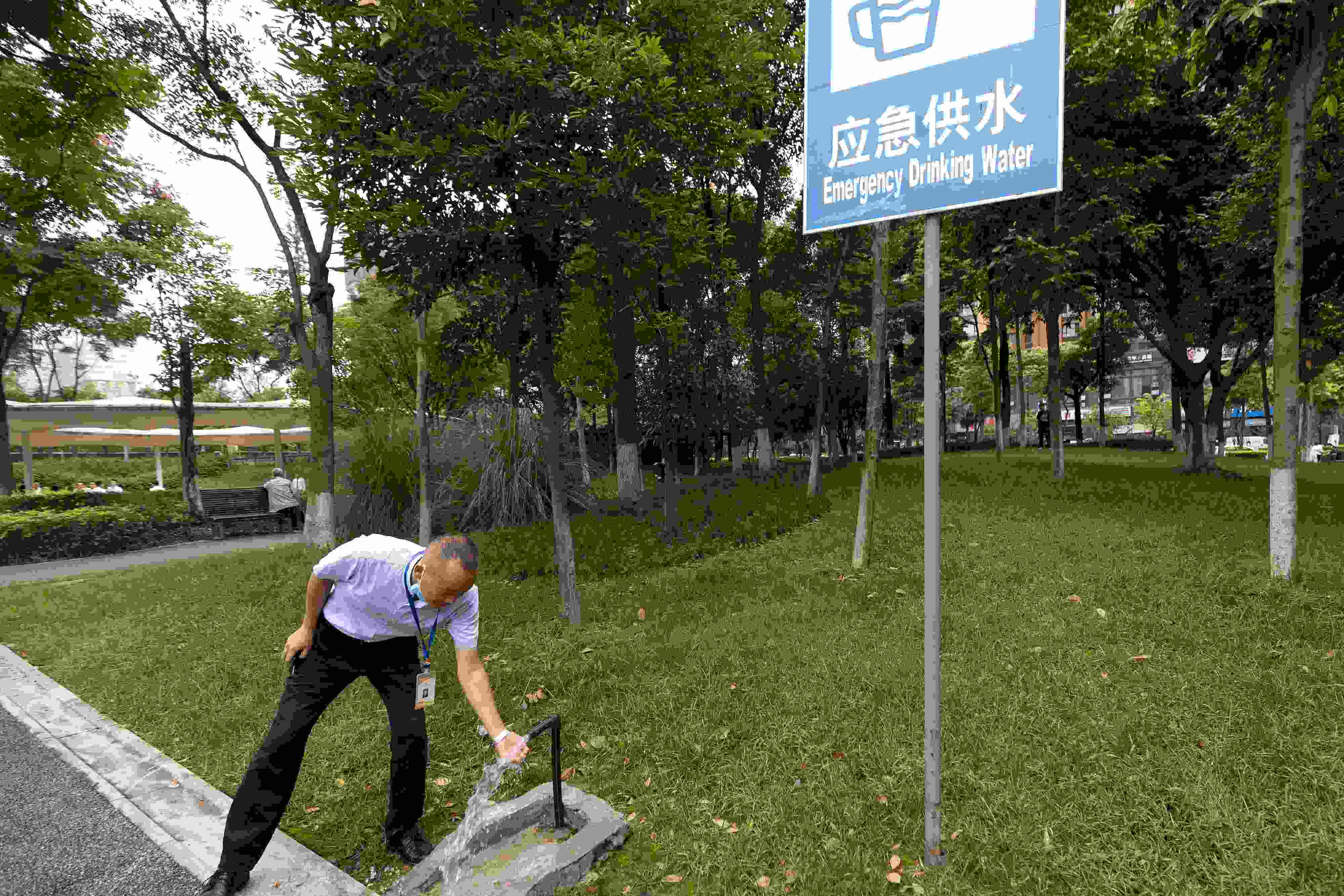 位于成都高新區(qū)天府二街與天府三街之間的大源中央公園，應(yīng)急供水設(shè)施標(biāo)識醒目。
