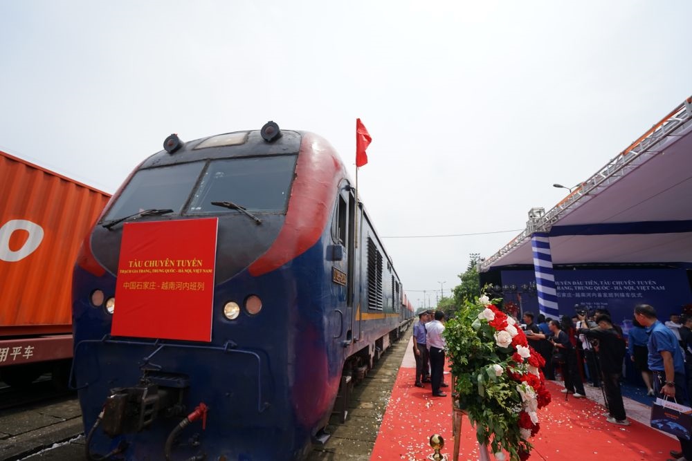 這是2023年8月2日在越南河內(nèi)安員車站拍攝的首列“燕趙號(hào)”中越班列。新華社記者 胡佳麗 攝