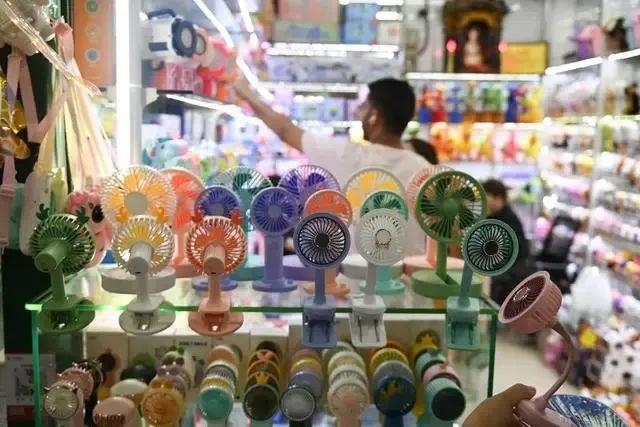 △近期，客商在浙江義烏國際商貿(mào)城采購商品。