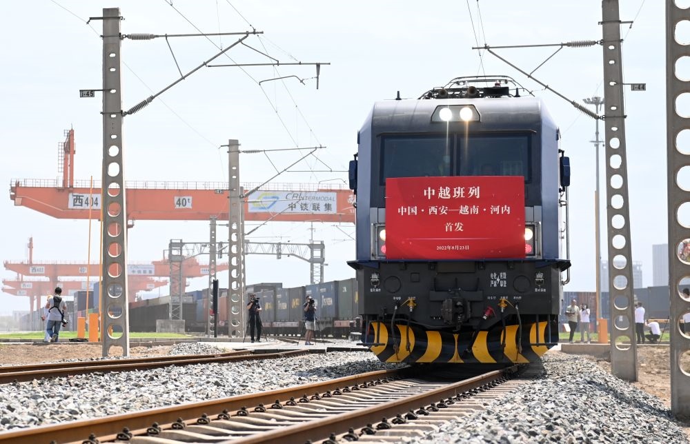 2022年8月23日，陜西首趟中越國際貨運(yùn)班列由西安國際港站駛出開往越南河內(nèi)。新華社記者 李一博 攝