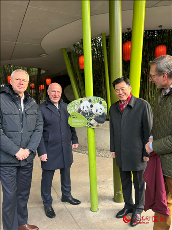 中國(guó)駐德國(guó)大使吳懇（右二）、柏林市長(zhǎng)韋格納（左二）、動(dòng)物園園長(zhǎng)克尼里姆（右一）和監(jiān)事會(huì)主席布魯克曼（左一）共同為“夢(mèng)想”“夢(mèng)圓”大熊貓紀(jì)念牌揭幕。人民網(wǎng)記者 徐馨攝