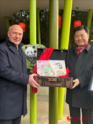 吳墾大使和韋格納市長(zhǎng)手捧德國(guó)兒童為“夢(mèng)想”“夢(mèng)圓”準(zhǔn)備的手繪“送別大禮包”。人民網(wǎng)記者 徐馨攝