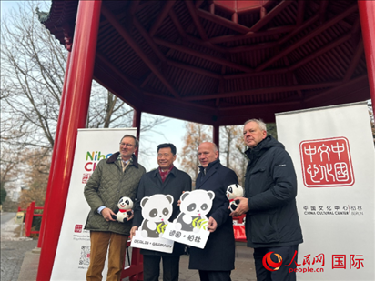 中國(guó)文化中心組織的主題活動(dòng)現(xiàn)場(chǎng)。從左至右依次為柏林動(dòng)物園園長(zhǎng)克尼里姆、中國(guó)駐德國(guó)大使吳懇、柏林市長(zhǎng)韋格納、柏林動(dòng)物園監(jiān)事會(huì)主席布魯克曼。人民網(wǎng)記者 徐馨攝