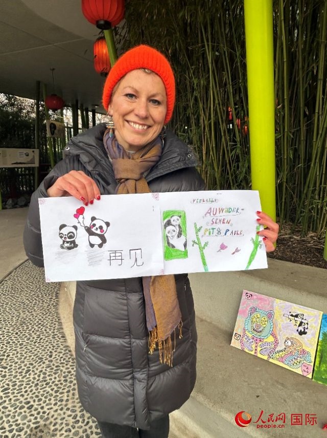桑德拉和德國(guó)小朋友們的作品。右圖寫(xiě)著“祝福好運(yùn)，再見(jiàn) Pit和Paule（“夢(mèng)想”“夢(mèng)圓”的德語(yǔ)名字）”。人民網(wǎng)記者 徐馨攝