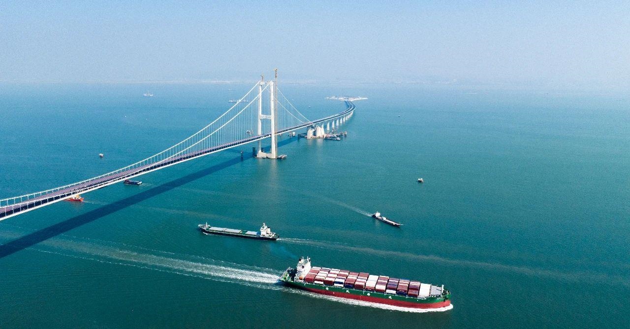 △2023年11月28日，國家重大工程深中通道海底沉管隧道貫通。
