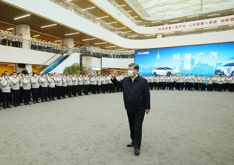 △2023年4月12日，習近平總書記在廣東廣汽研究院向職工們揮手致意。