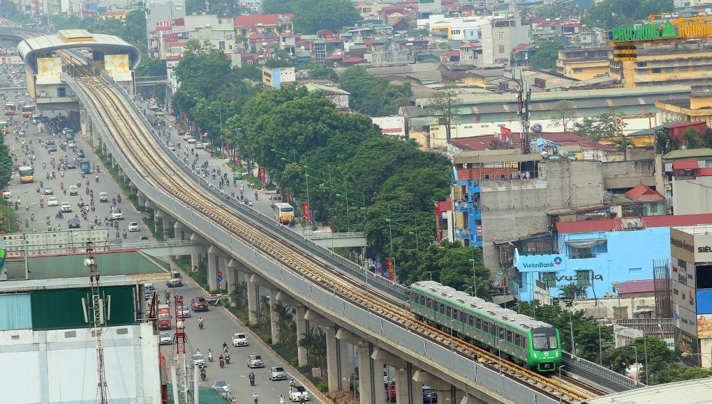 2021年11月6日，列車在越南首都河內(nèi)吉靈-河?xùn)|輕軌線上行駛。中企承建的越南首條城市輕軌項(xiàng)目交接儀式當(dāng)日在河內(nèi)舉行，標(biāo)志著該項(xiàng)目投入運(yùn)行。新華社/越通社