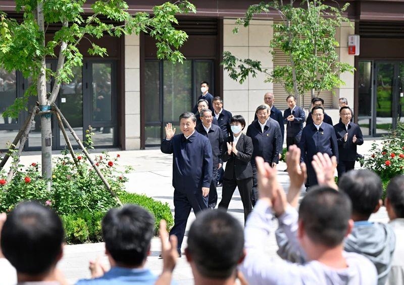△2023年5月10日，習近平總書記在河北雄安新區(qū)容東片區(qū)南文營社區(qū)考察。