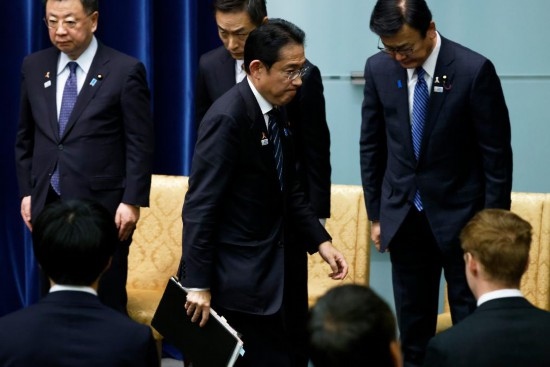  11月2日，在日本東京首相官邸，日本首相岸田文雄在新聞發(fā)布會后離開會場。新華社發(fā)（Pool圖片，太田潔攝）